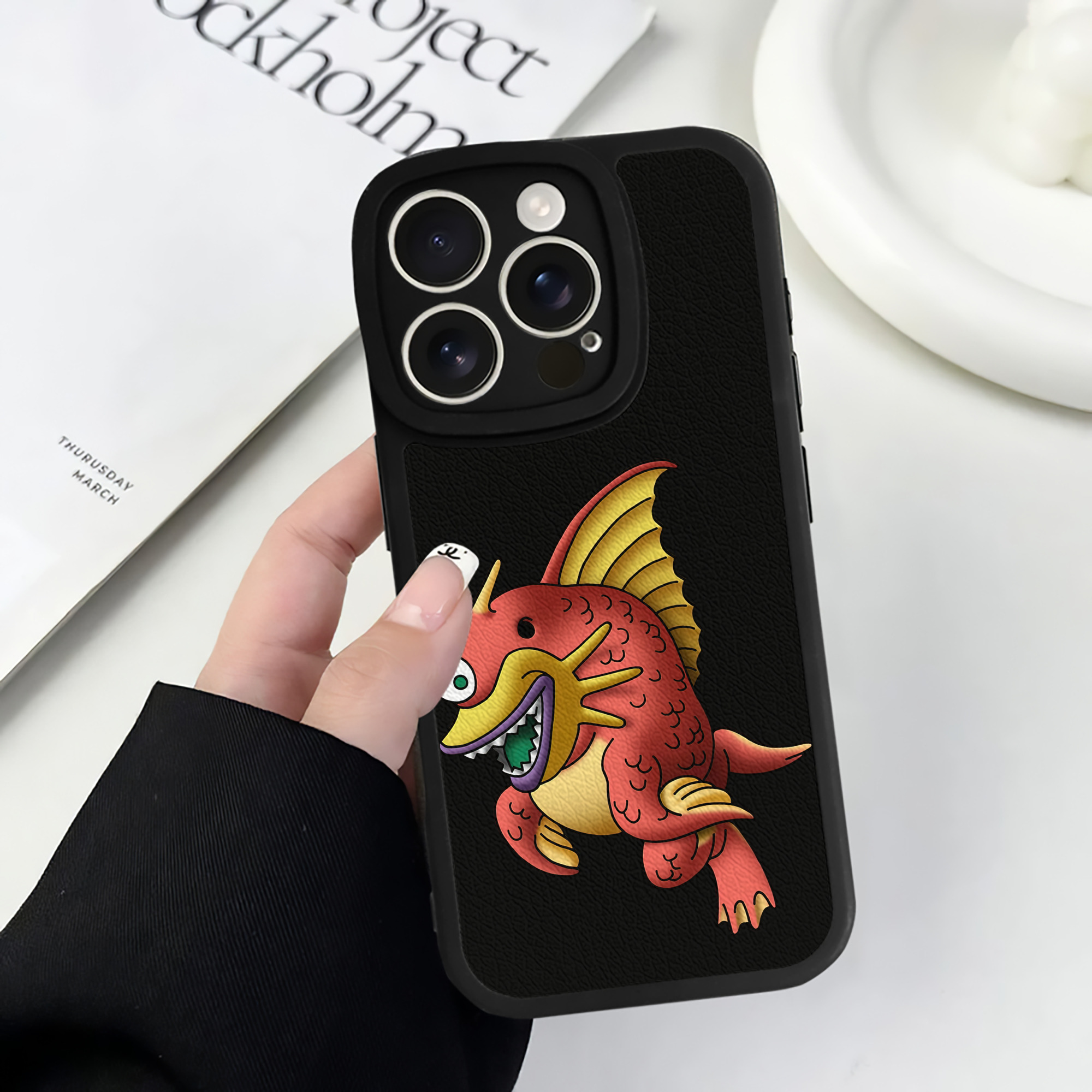 （画像用） ドラゴンクエスト Doragon Kuesuto Dragon Quest 【iPhone 16シリーズ対応】シリコンスマホケース（レザー調） 材質：シリコン